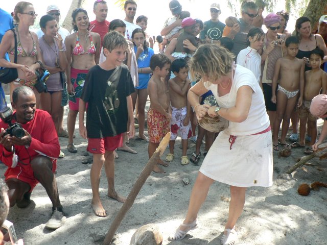 101- Concours de rapidite pour le debourrage des cocos 